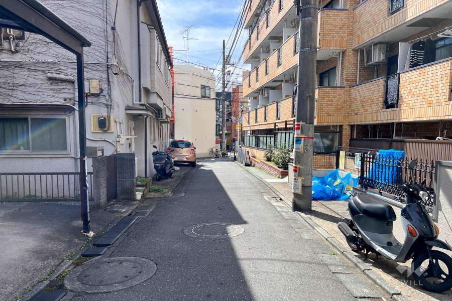 敷地東側の前面道路（北側から）