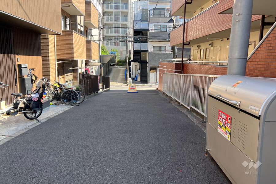 敷地の北東側前面道路（北西側から）