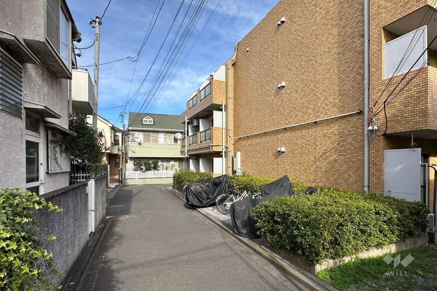 敷地西側の前面道路