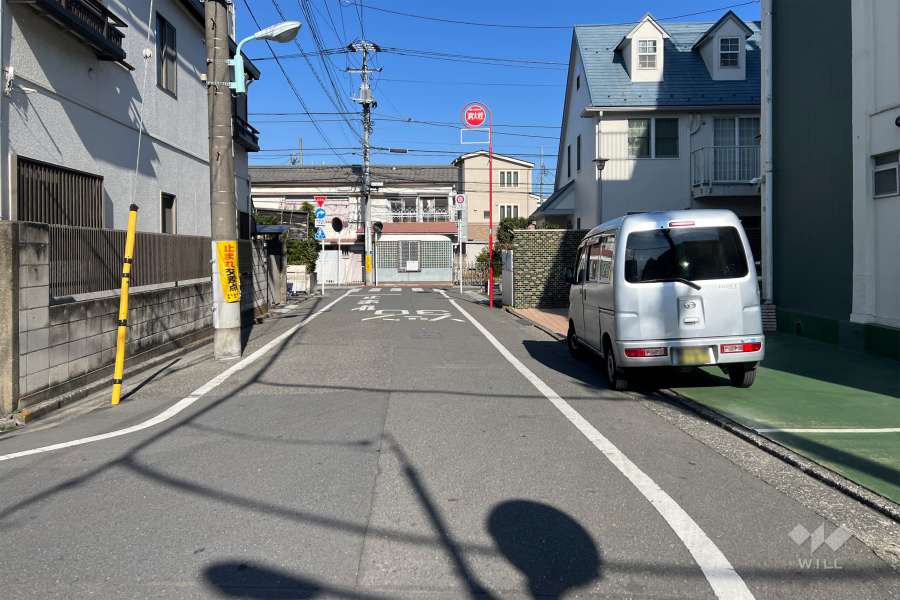 敷地の北西側前面道路（南西側から）