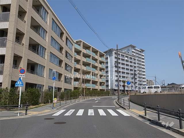 A棟（アートコート）南側の前面道路