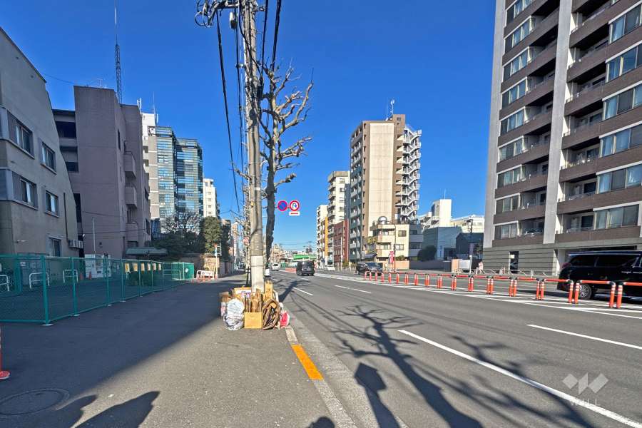 敷地の北東側前面道路は国道17号（中山道）沿いです（南東側から）。
