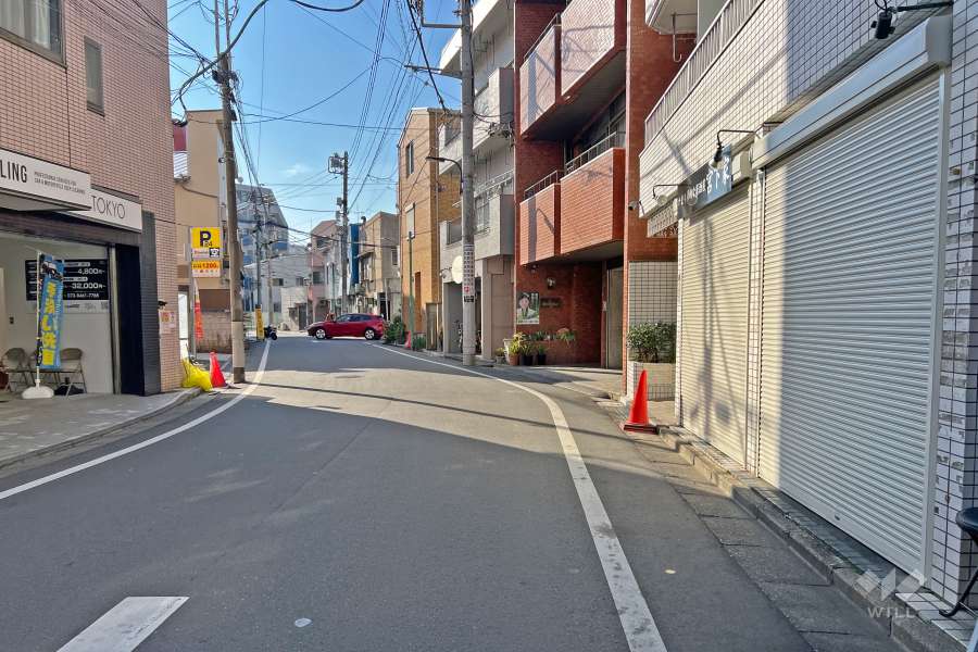 敷地の南側前面道路（東側から）