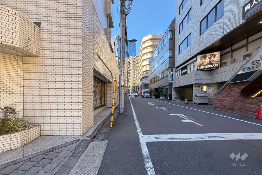 敷地北側の前面道路（東側から）