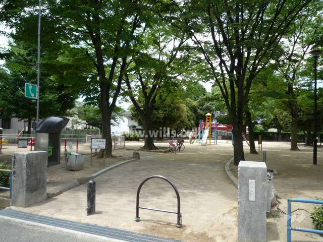 マンションの西側に公園が有ります。
