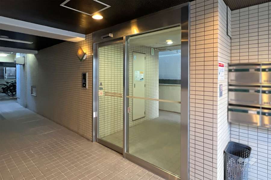 エントランスはオートロック付きです。