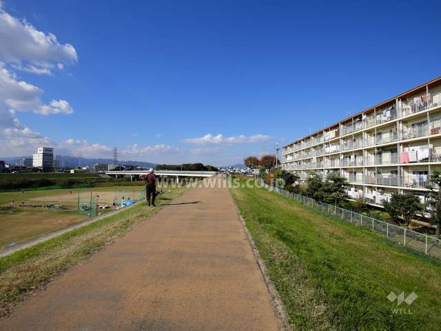 敷地の南西側には藻川が流れています。