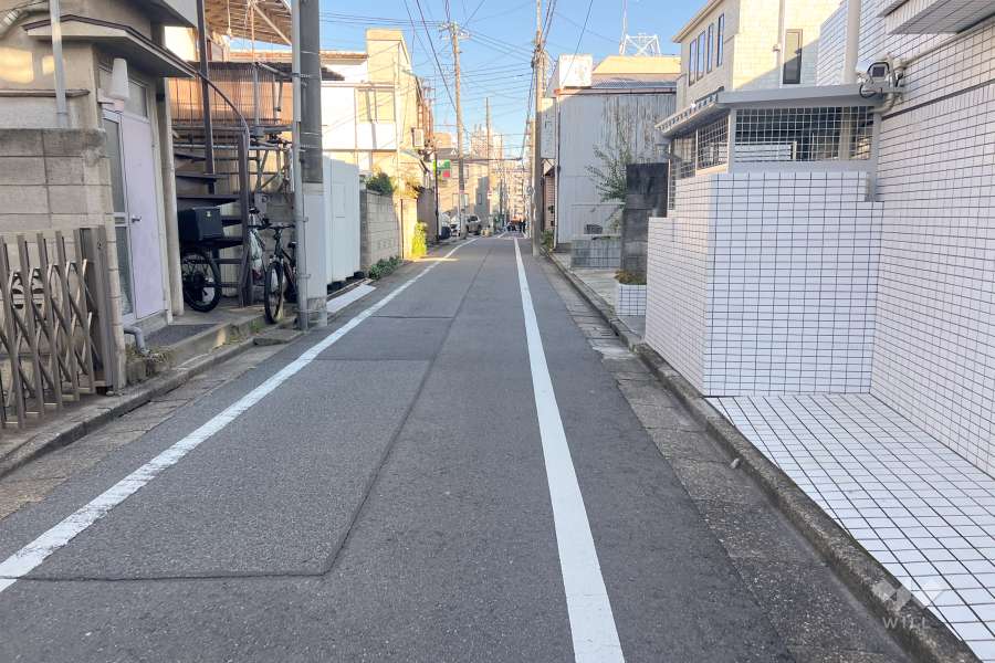 敷地北側の前面道路（西側から）