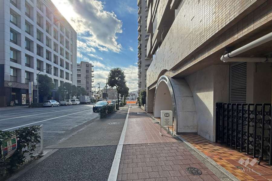 敷地の南東側前面道路は劇場通りです（北東側から）。道沿い150m北東側に『東京芸術劇場』があります。