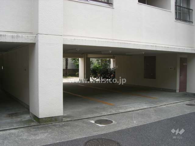建物1階部分にある敷地内駐車場