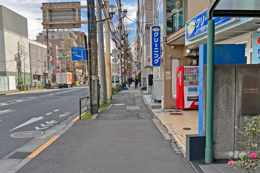 敷地の北東側前面道路は都道8号線です（北西側から）。
