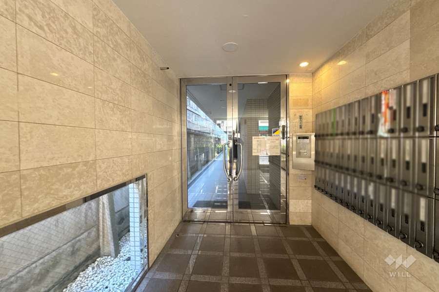 エントランスはオートロック付きです。