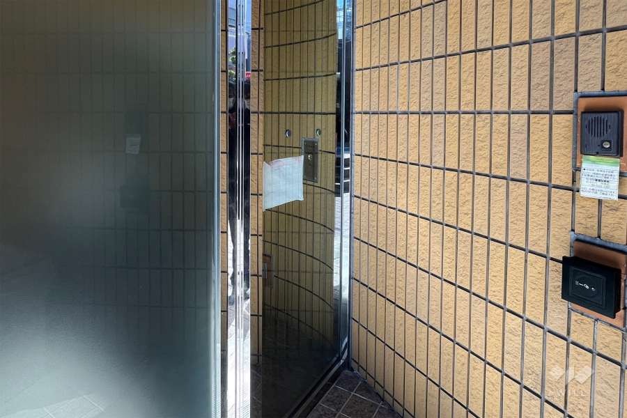 エントランスはオートロック付きです。