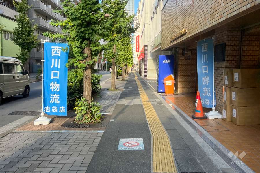 敷地西側の前面道路（南側から）