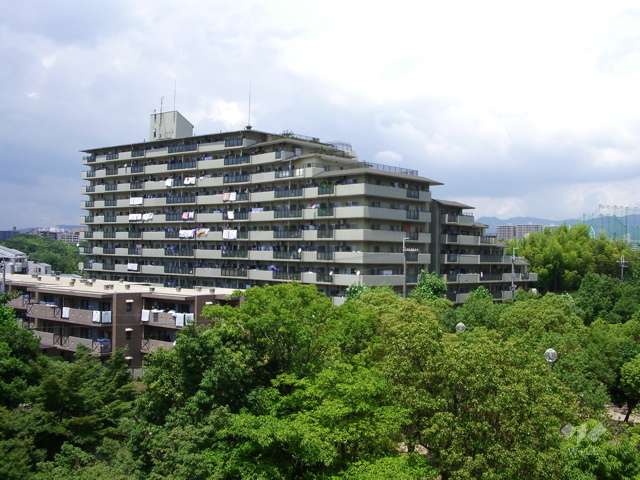 藤和千里ハイタウンの外観（南東側から）