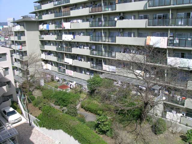 藤和千里ハイタウンの外観（南西向きの棟）