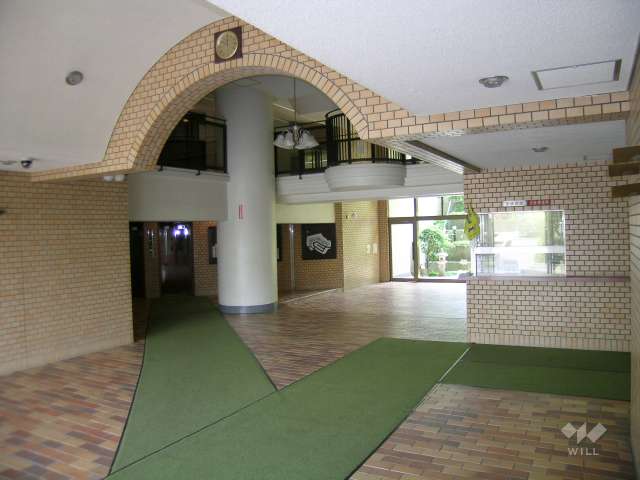 吹き抜けのエントランスホール