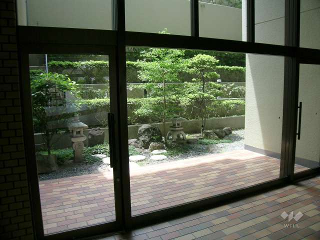 エントランスホールに面した和風の庭
