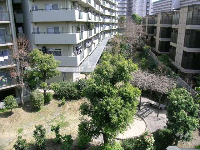 敷地の南部分。敷地内は植栽が多く、公園スペースも設けられています。