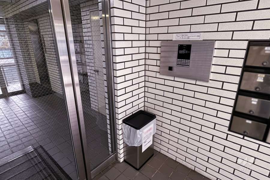 エントランスはオートロック付きです。