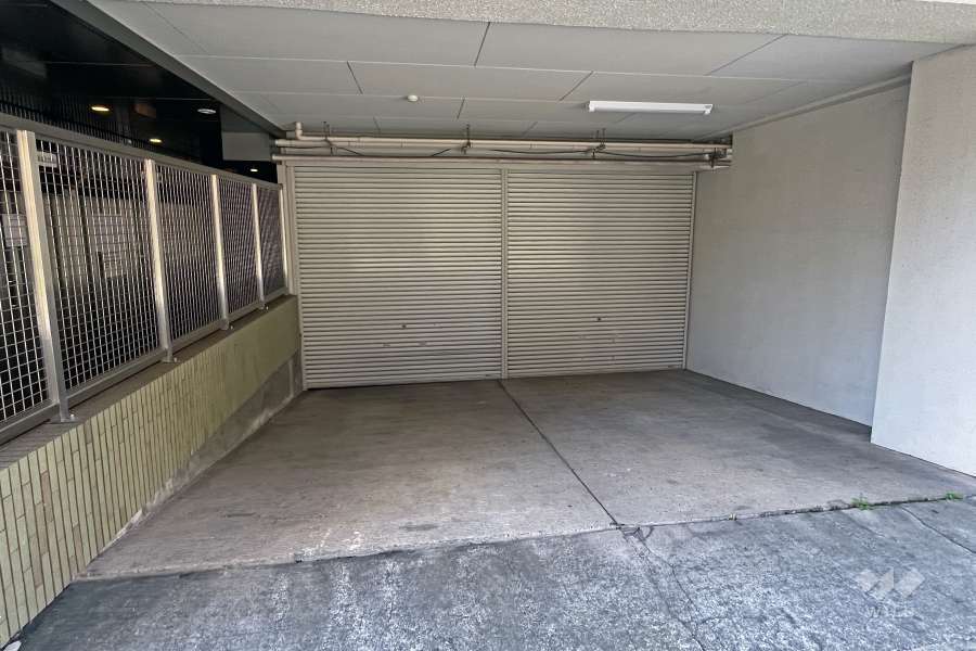 駐車場の出入り口(シャッター付)