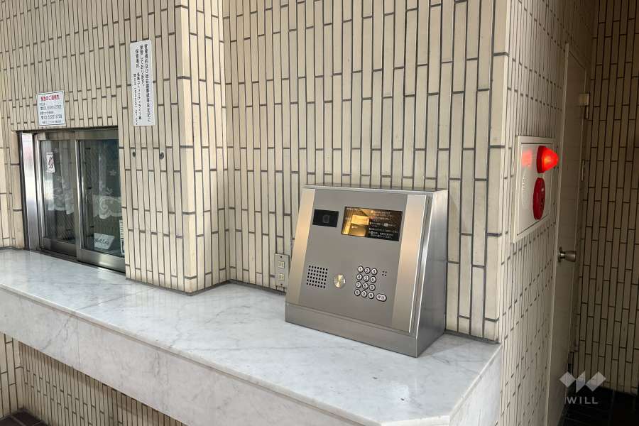 エントランスはオートロック付きです。