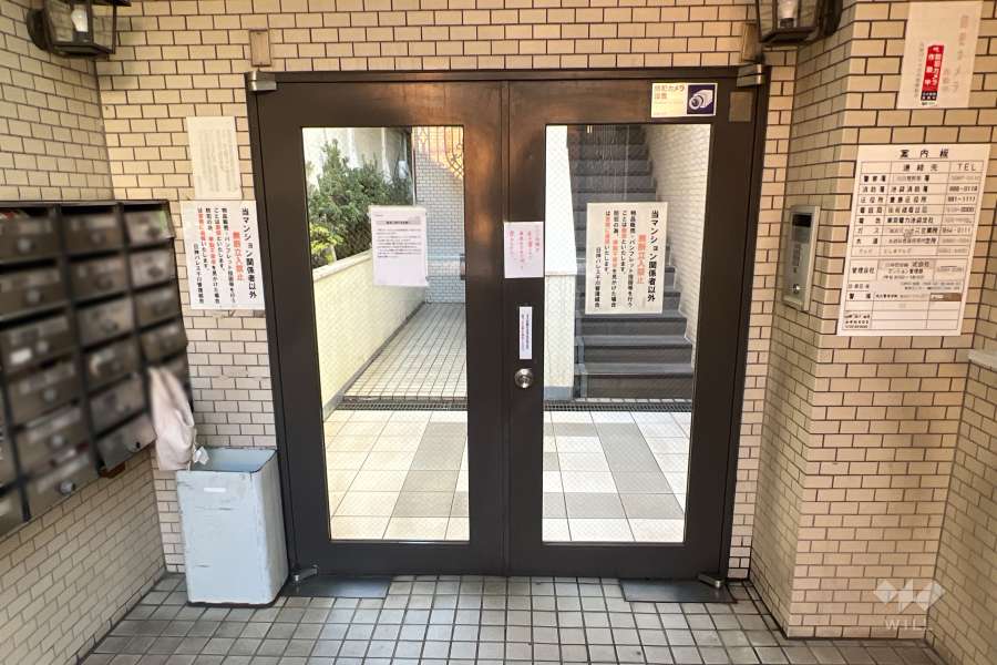 エントランスはオートロック付きです。