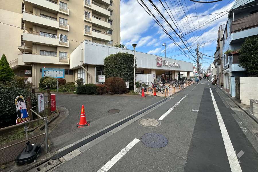 敷地の東側前面道路（南側から）