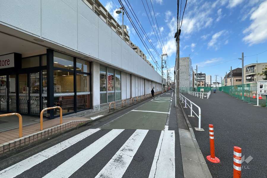 敷地の北側前面道路（東側から）