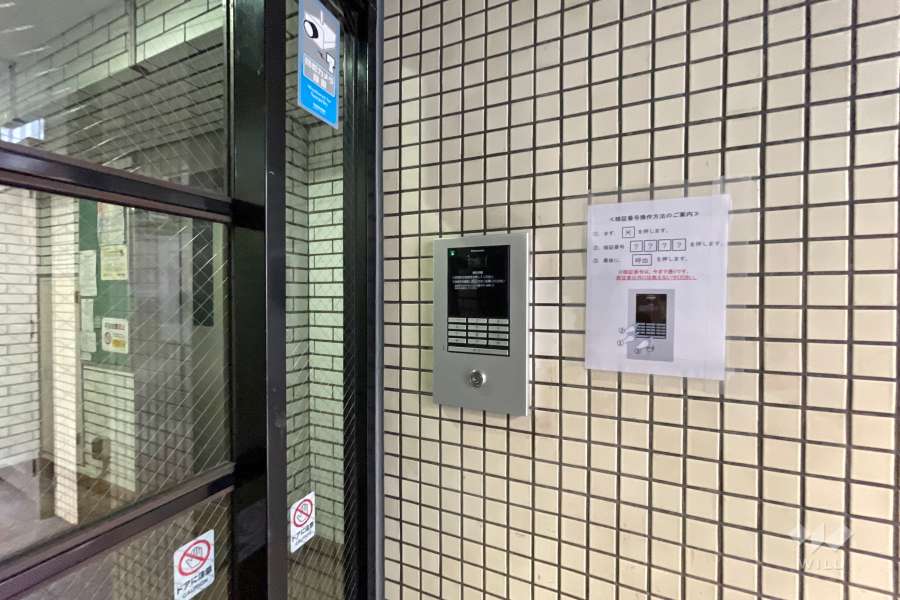 エントランスはオートロック付きです。