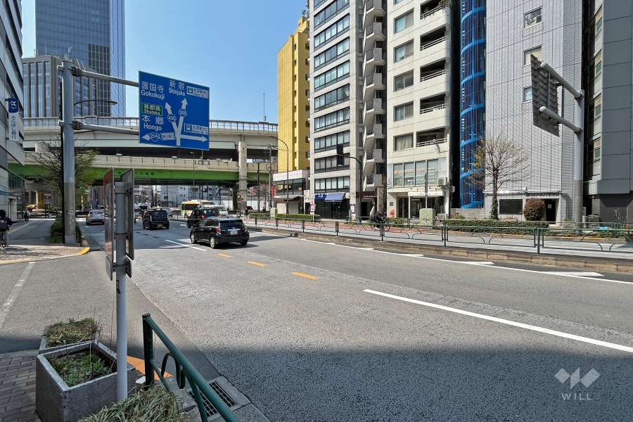 敷地南東側の前面道路（明治通り）