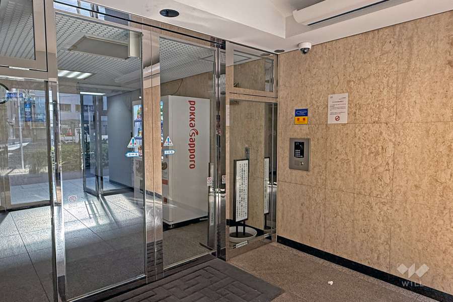 エントランスはオートロック付きです。