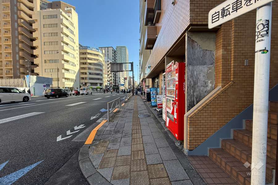 敷地の北東側前面道路（北西側から）