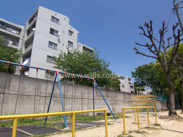 周辺には公園が点在しています。