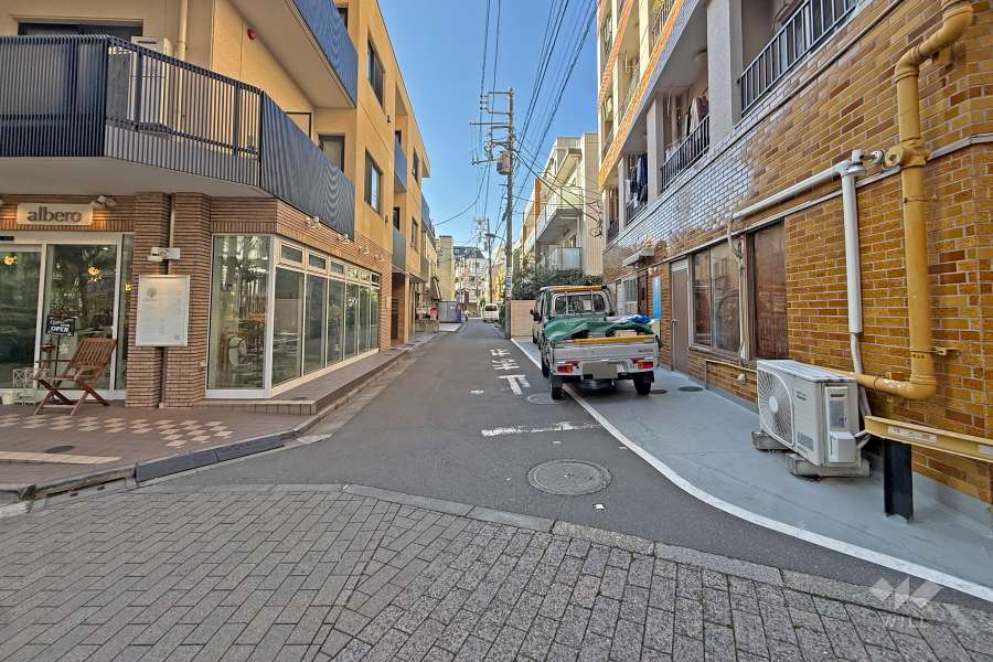 敷地の南東側前面道路（北東側から）