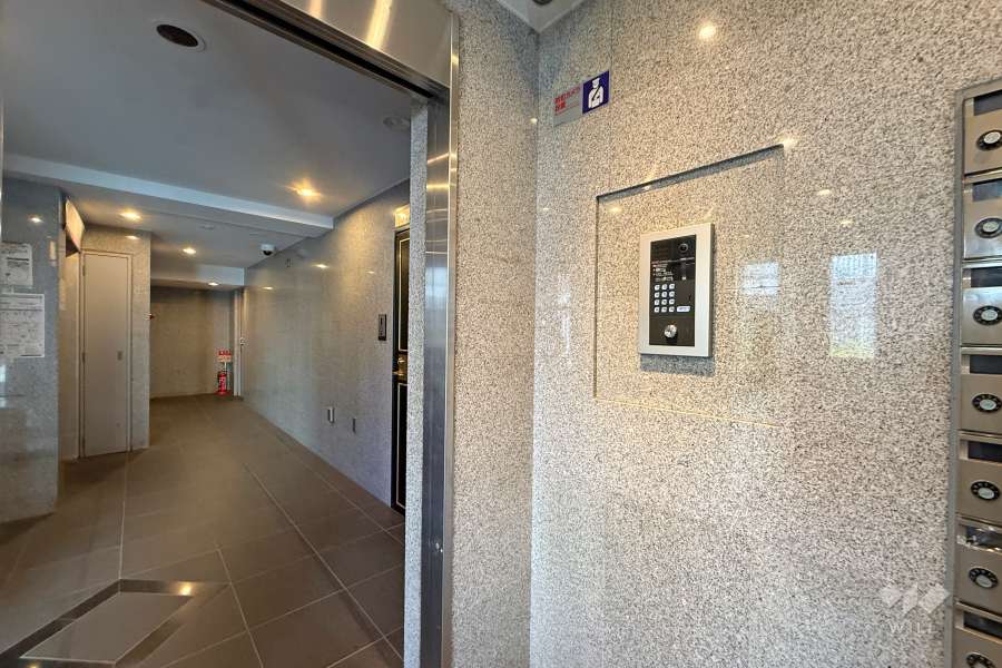 エントランスはオートロック付きです。