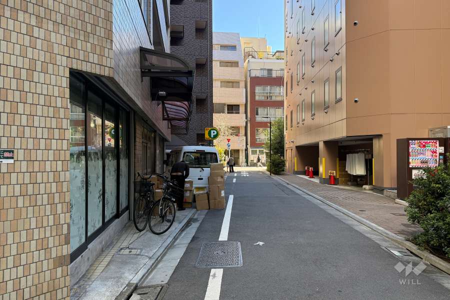 敷地の南西側前面道路（北西側から）