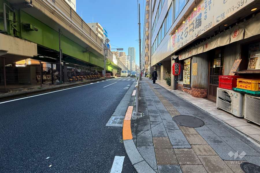敷地の北東側前面道路（北西側から）