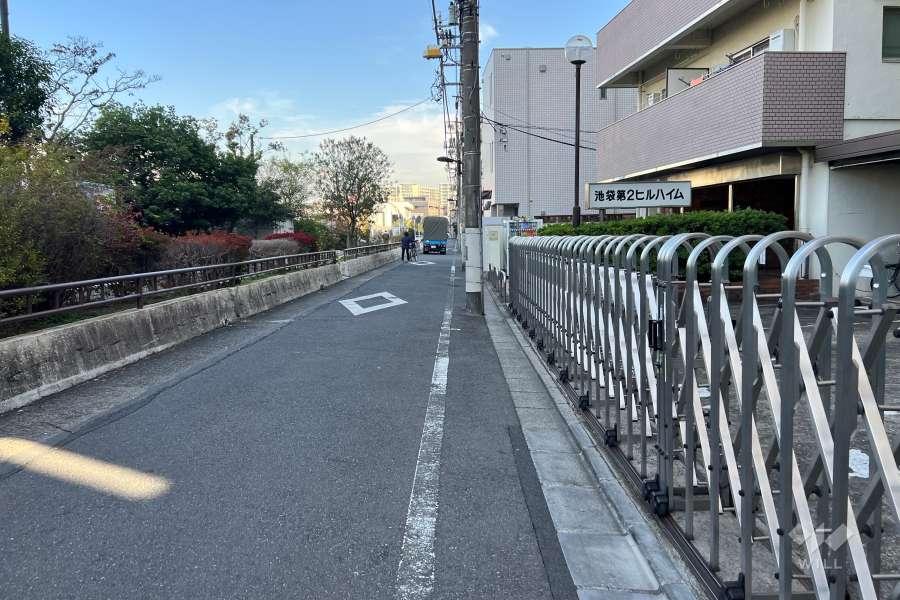 敷地北側の前面道路