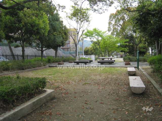 マンションの南東側に公園があります。