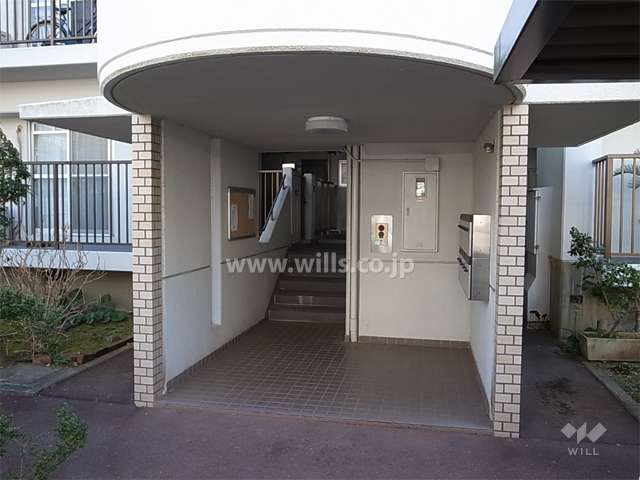 3号棟の住戸入り口と共用ポスト
