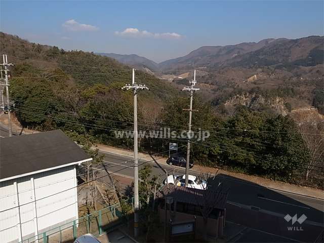 敷地の東側には山林が広がっています。