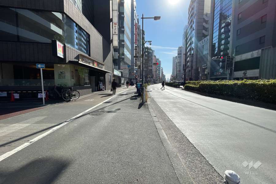 敷地西側の前面道路