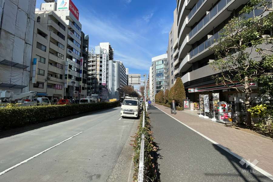 敷地西側の前面道路