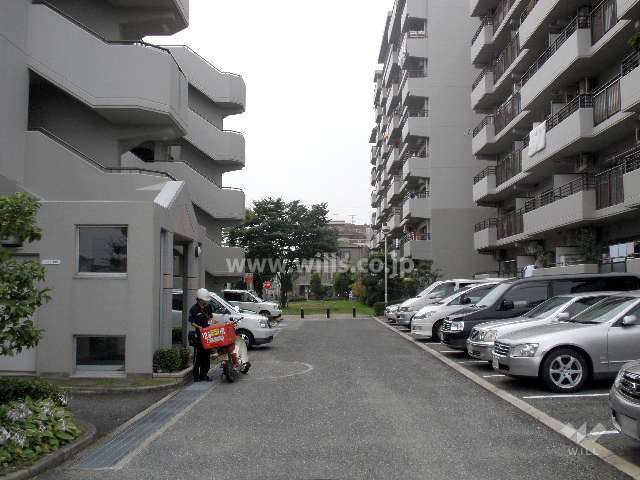 駐車場（左手が203号棟）