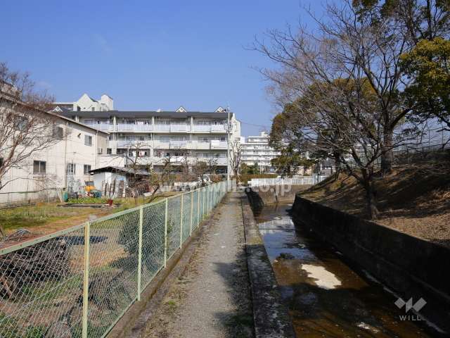 敷地の東側には江原川が流れています。