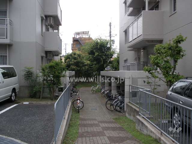 駐輪場（右手が205号棟の駐輪場）