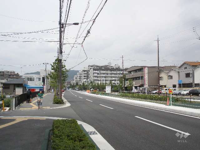 マンション西側道路。交通量は多いです。