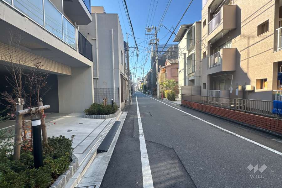 敷地の南側前面道路（東側から）