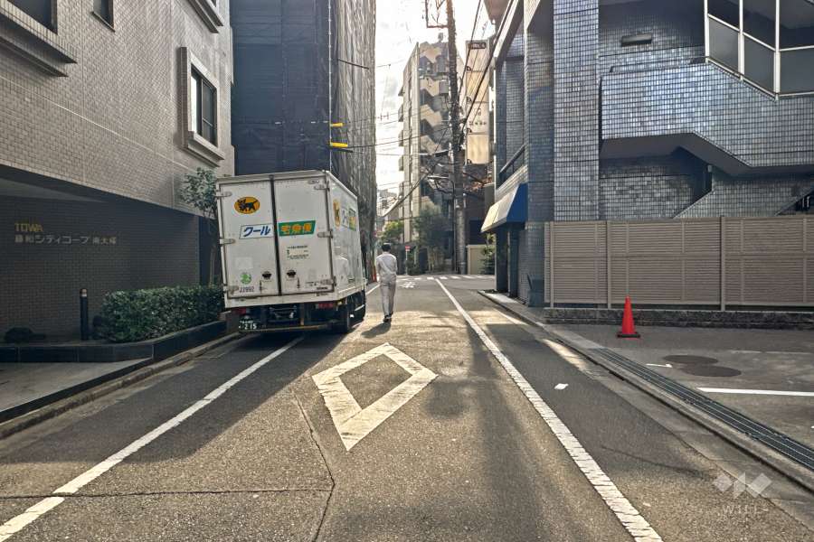 敷地西側の前面道路（北側から）